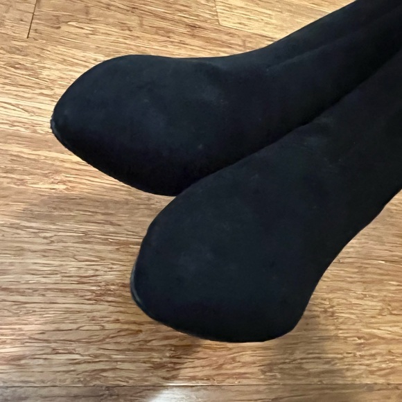 Like New Clarks Teresa Suede Leather Ankle Booties w/ back zipper. Women's 8 - Picture 7 of 12